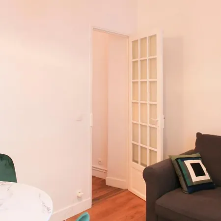 Cosy 27m In The 8th District Of