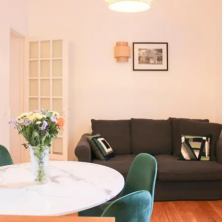Cosy 27m In The 8th District Of Διαμέρισμα